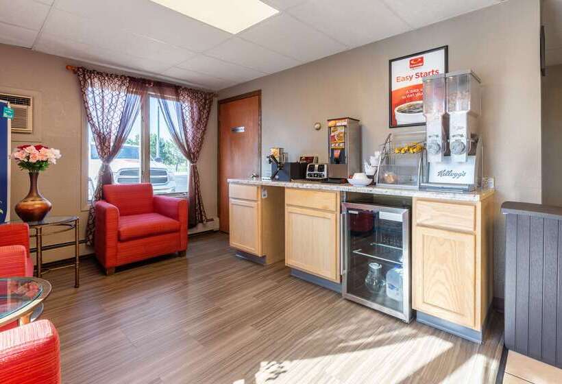 فندق Econo Lodge Inn & Suites