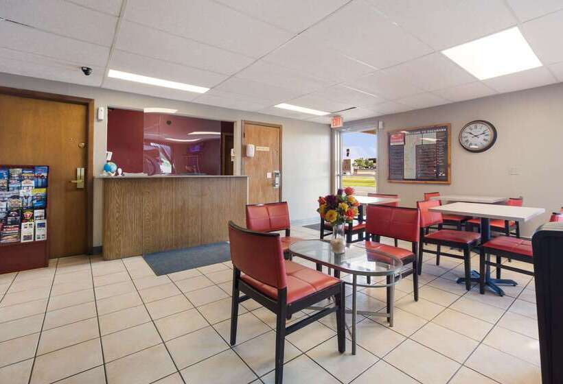 فندق Econo Lodge Inn & Suites