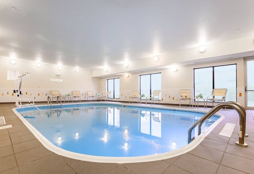 Отель Fairfield Inn & Suites Victoria