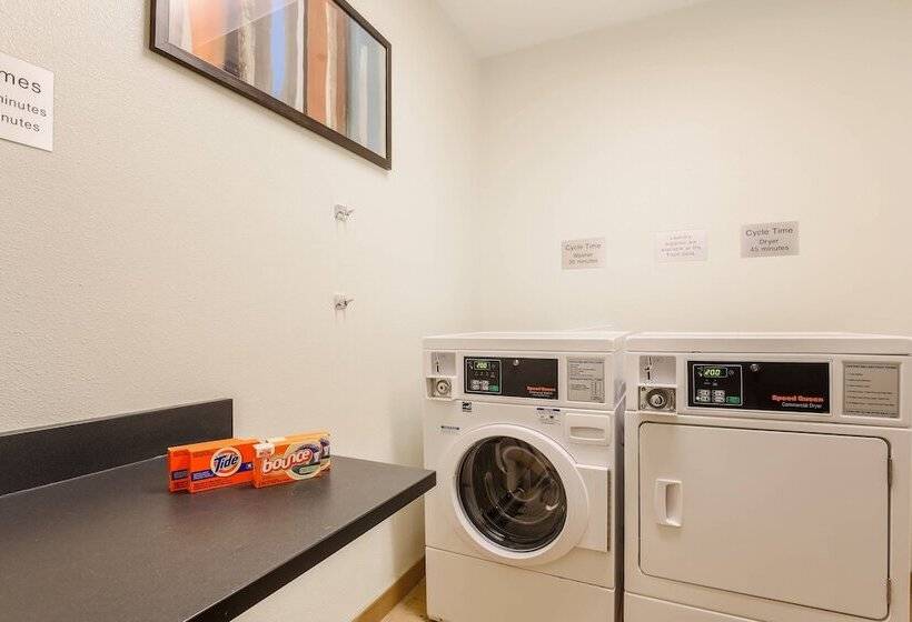 Отель Fairfield Inn & Suites Victoria