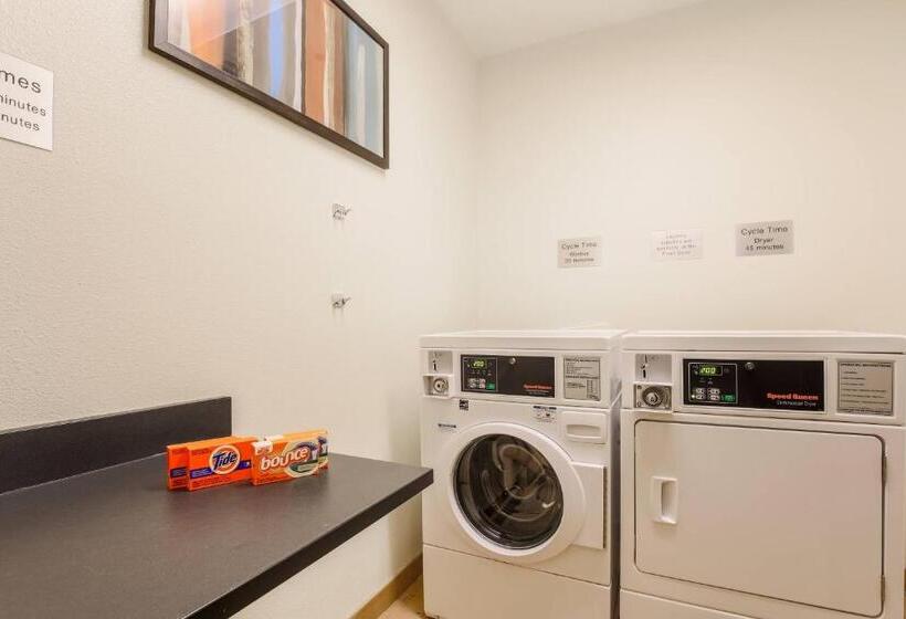 Отель Fairfield Inn & Suites Victoria