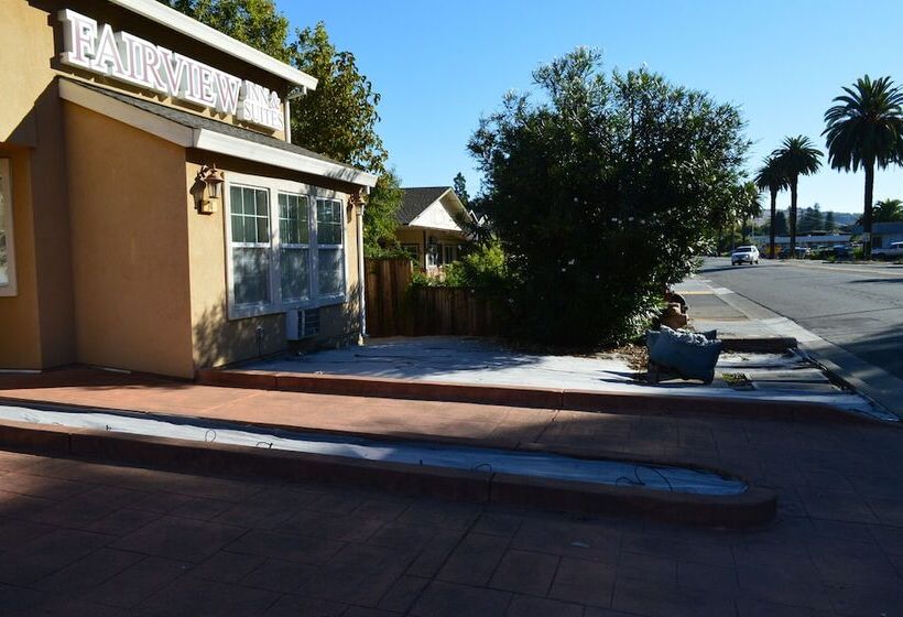 בית מלון כפרי Fairview Inn & Suites