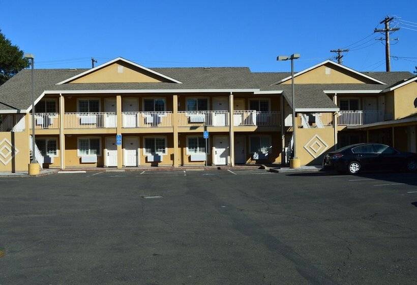 בית מלון כפרי Fairview Inn & Suites