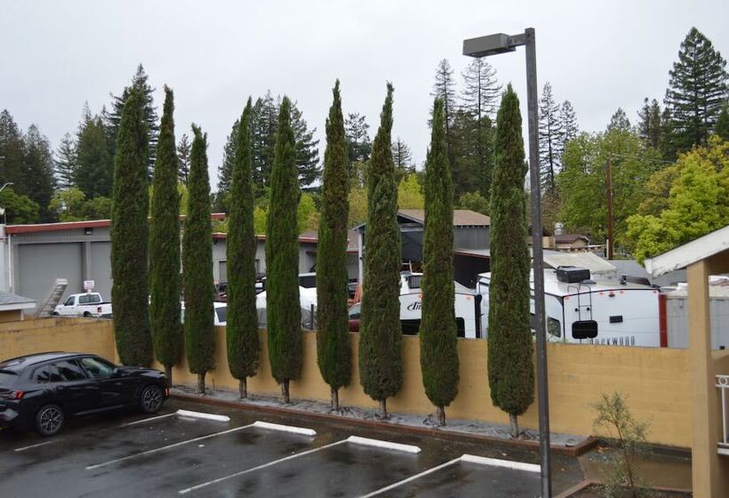 בית מלון כפרי Fairview Inn & Suites