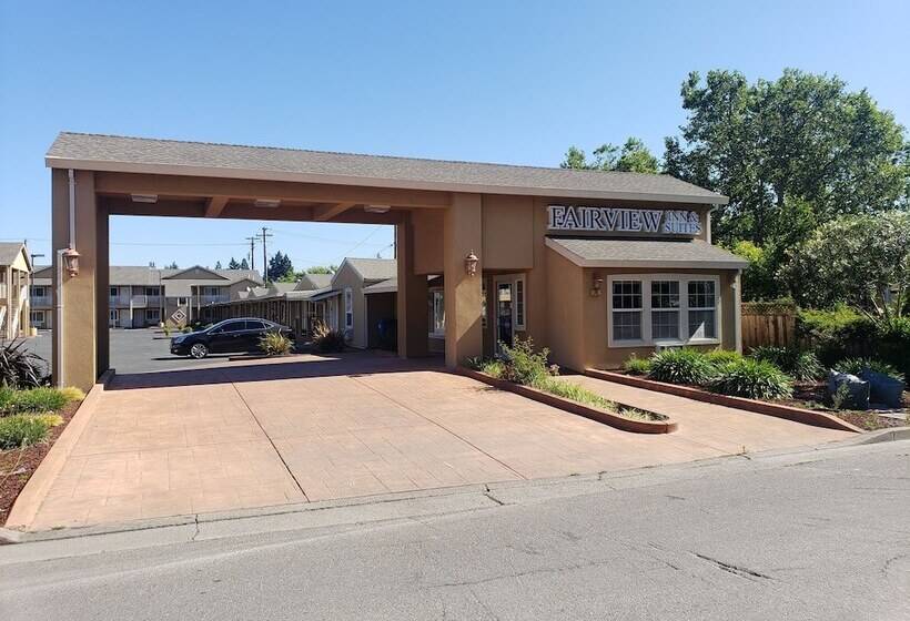 בית מלון כפרי Fairview Inn & Suites