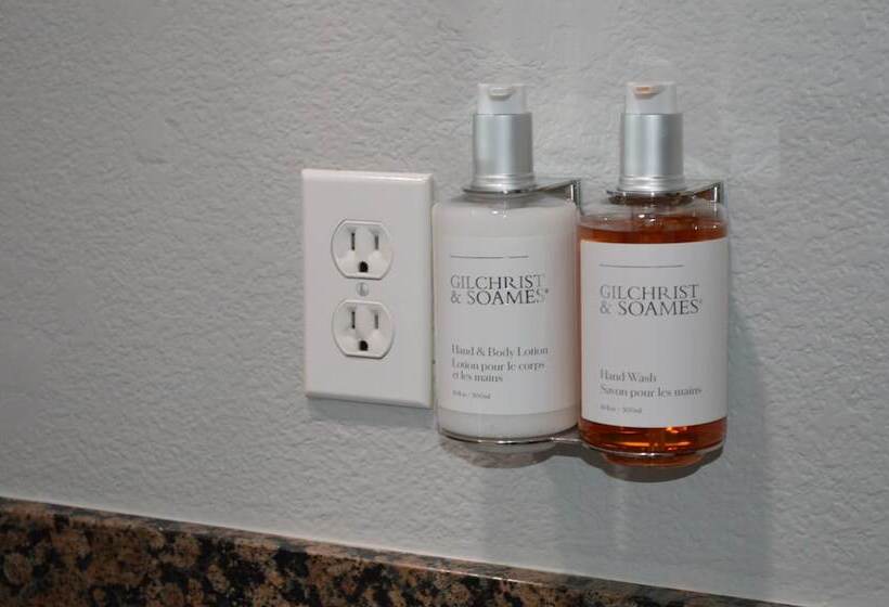 בית מלון כפרי Fairview Inn & Suites