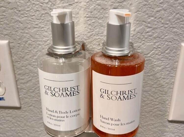 בית מלון כפרי Fairview Inn & Suites