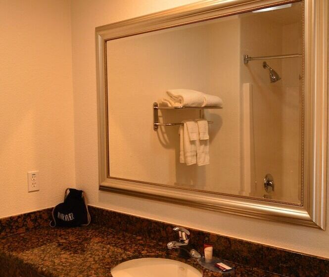 בית מלון כפרי Fairview Inn & Suites