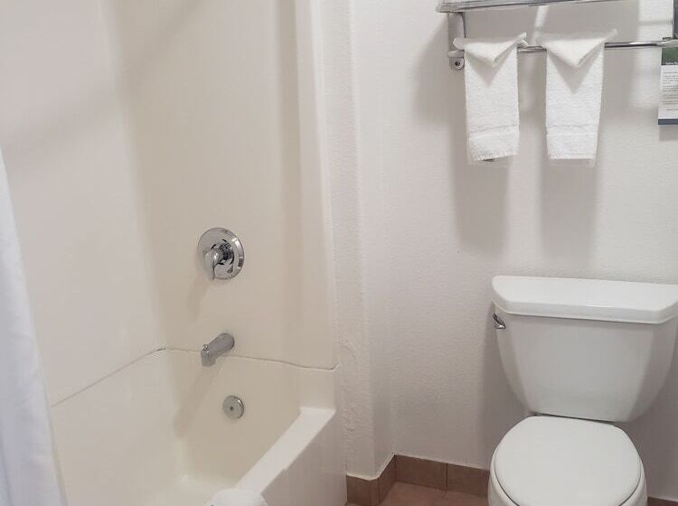 בית מלון כפרי Fairview Inn & Suites