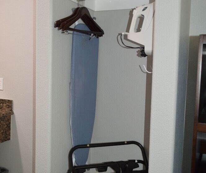 בית מלון כפרי Fairview Inn & Suites