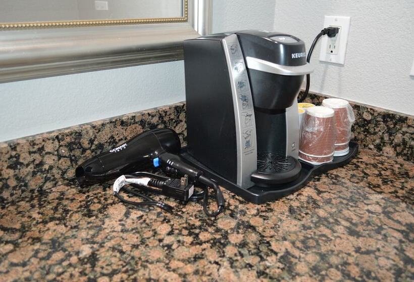 בית מלון כפרי Fairview Inn & Suites