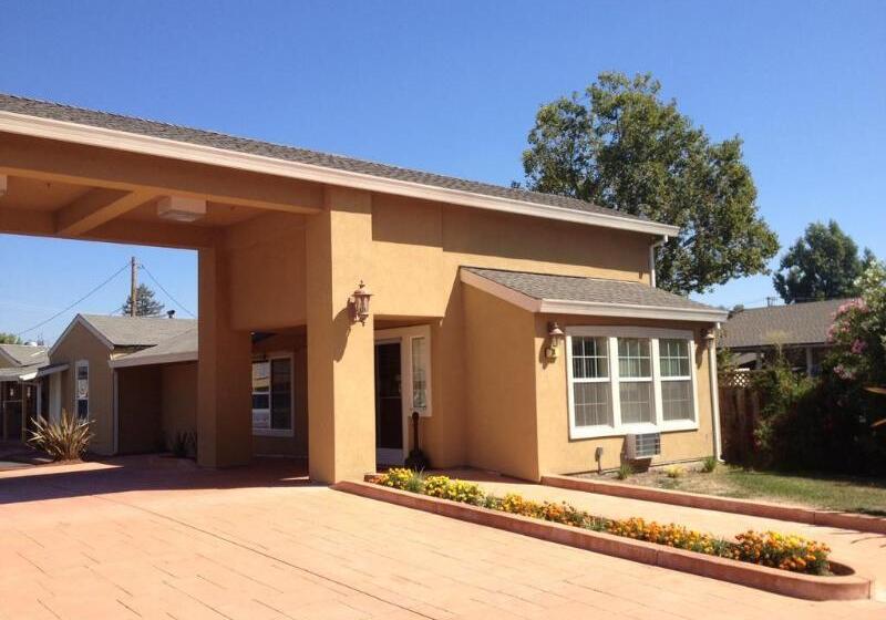 בית מלון כפרי Fairview Inn & Suites