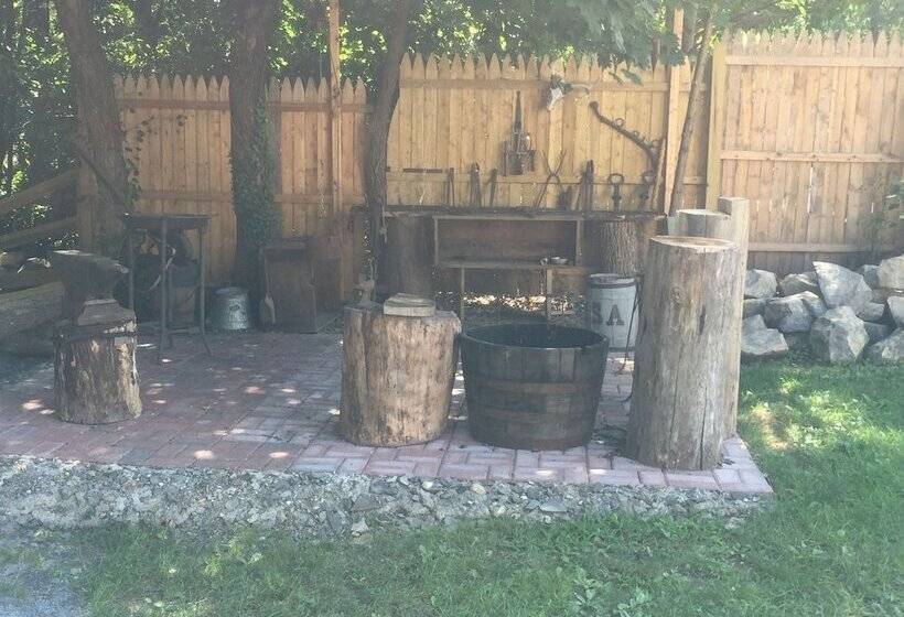 בית מלון כפרי Historic Farnsworth House Inn