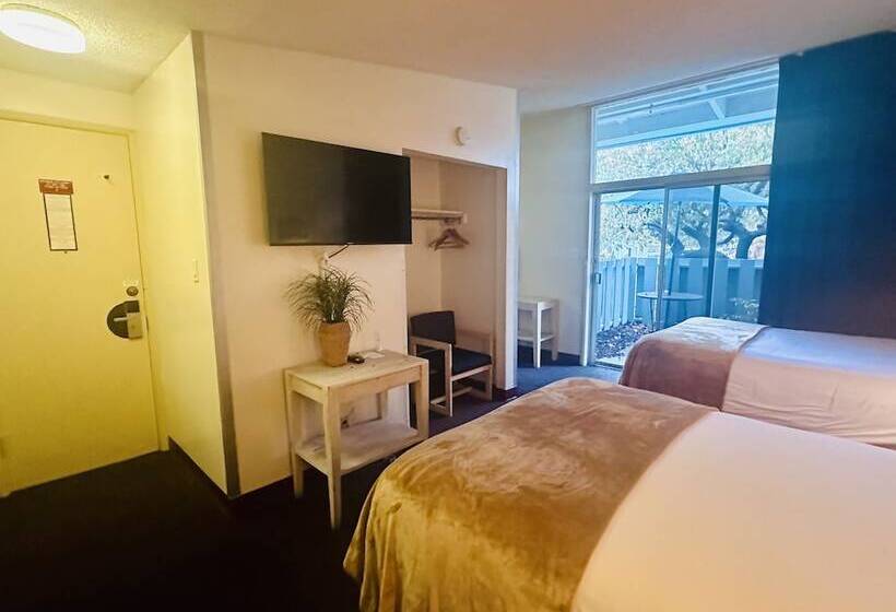 酒店 Foghorn Harbor Inn