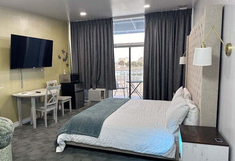 בית מלון כפרי Foghorn Harbor Inn