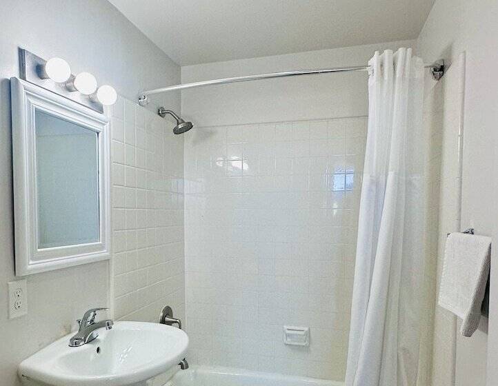 酒店 Foghorn Harbor Inn