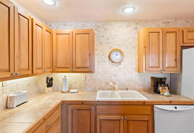 Отель Fort Marcy Suites By All Seasons Resort Lodging