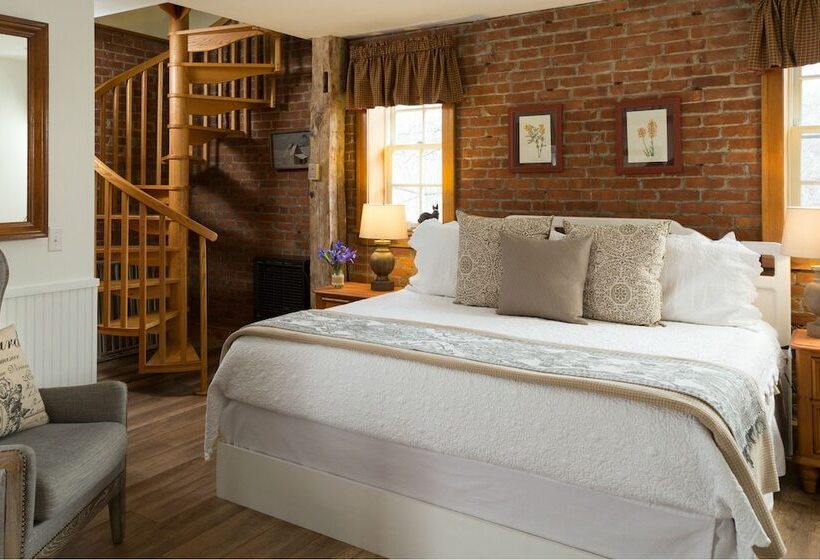 ホテル Four Chimneys Inn