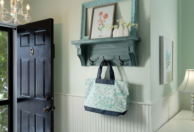 فندق Four Chimneys Inn