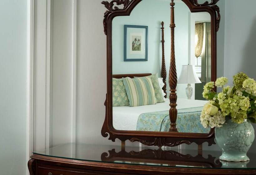 ホテル Four Chimneys Inn