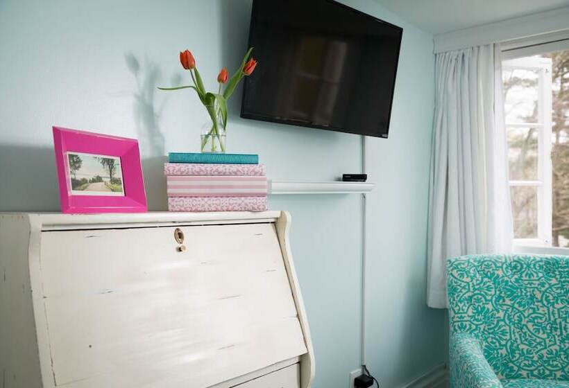 فندق Four Chimneys Inn