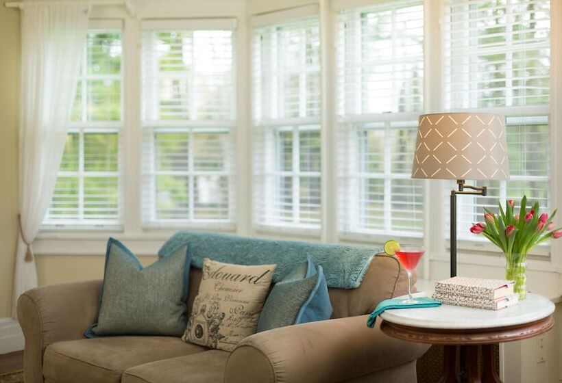 ホテル Four Chimneys Inn