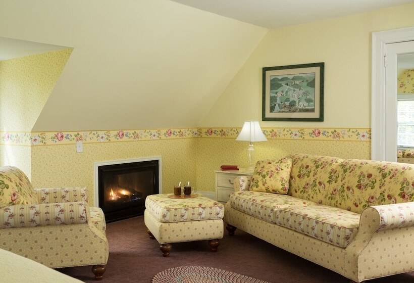 ホテル Four Chimneys Inn