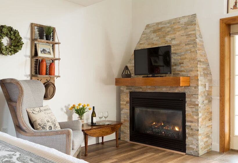 ホテル Four Chimneys Inn