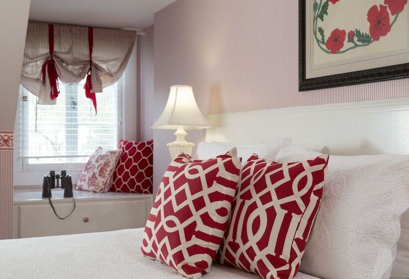 ホテル Four Chimneys Inn