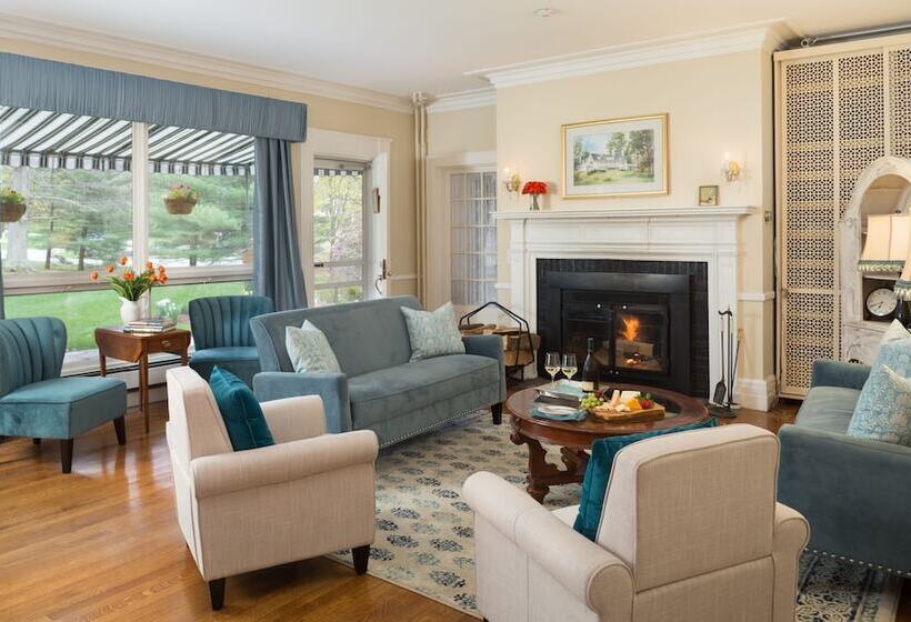 ホテル Four Chimneys Inn