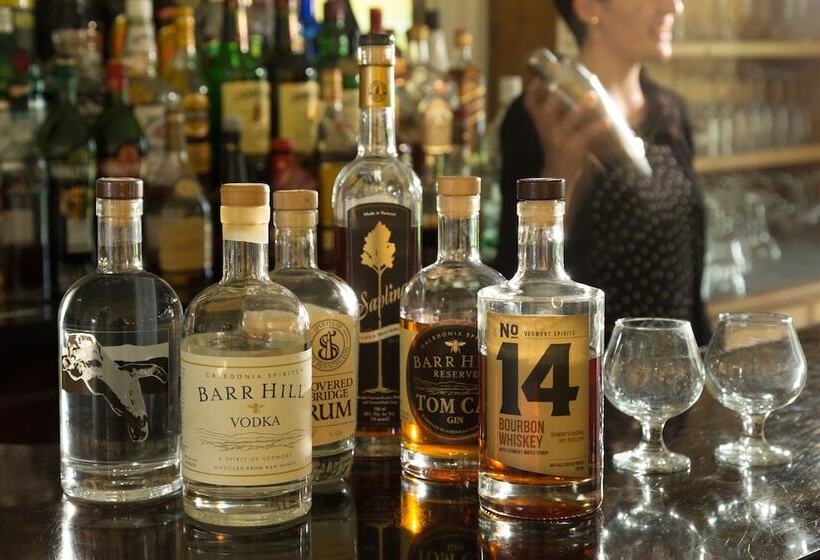 ホテル Four Chimneys Inn