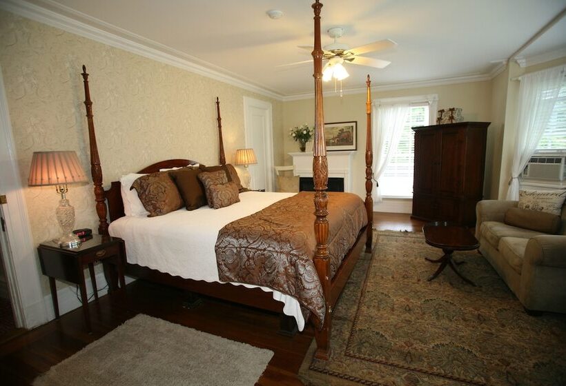 فندق Four Chimneys Inn