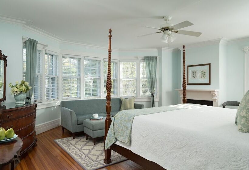 ホテル Four Chimneys Inn