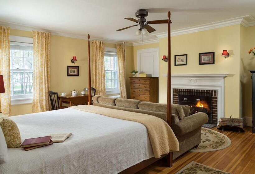 فندق Four Chimneys Inn