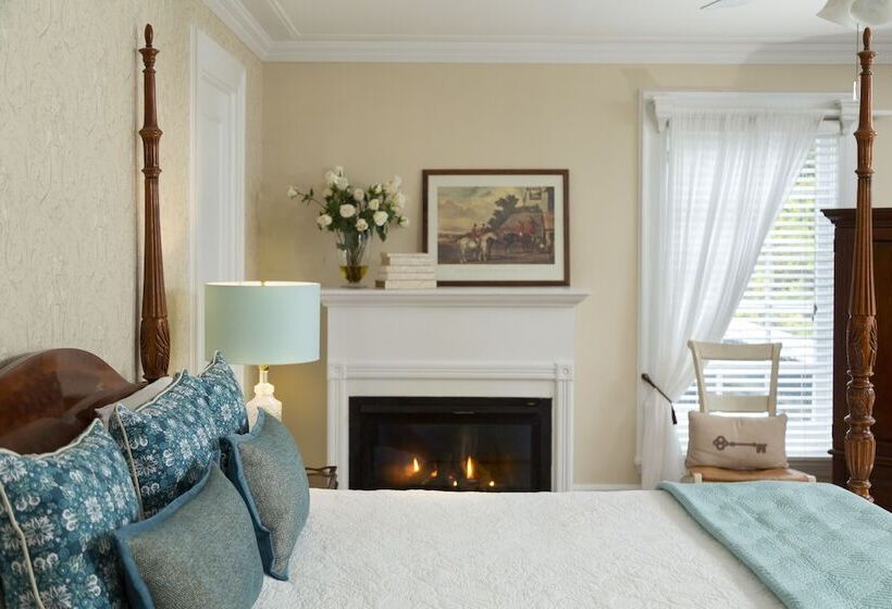 ホテル Four Chimneys Inn