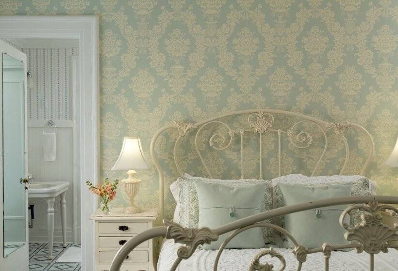 ホテル Four Chimneys Inn