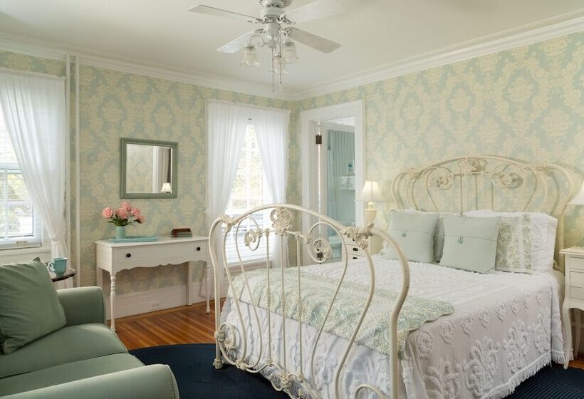 ホテル Four Chimneys Inn