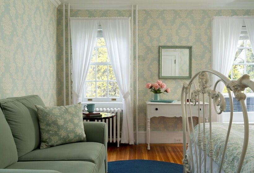 ホテル Four Chimneys Inn