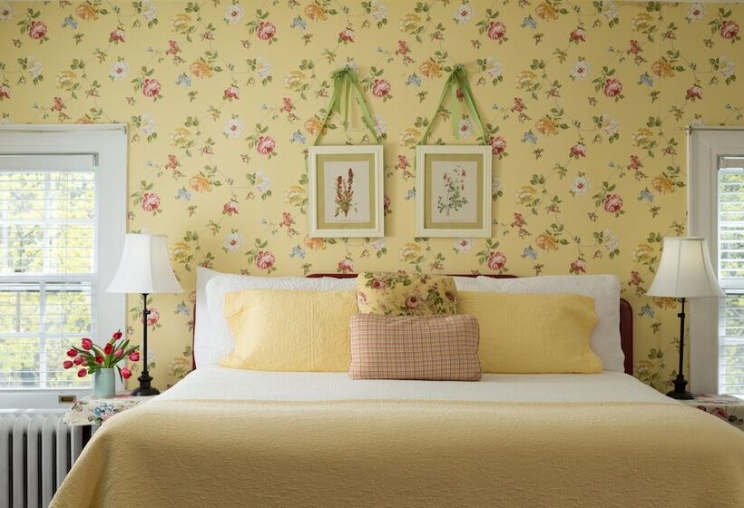 ホテル Four Chimneys Inn