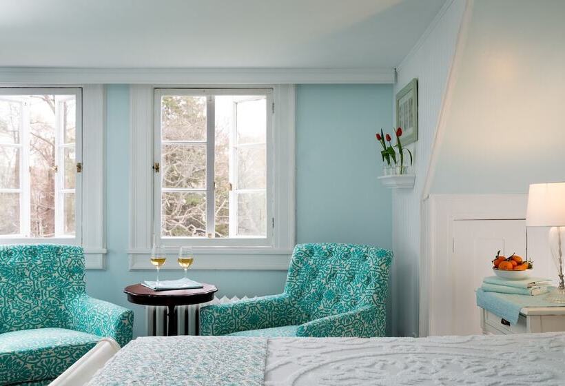 ホテル Four Chimneys Inn