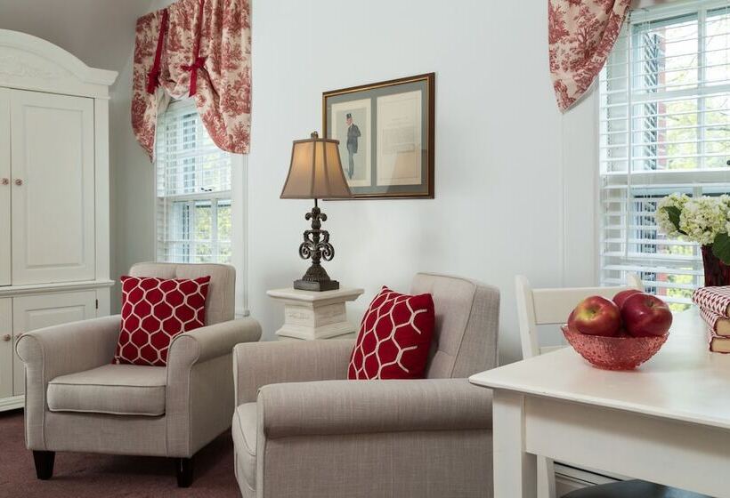 ホテル Four Chimneys Inn