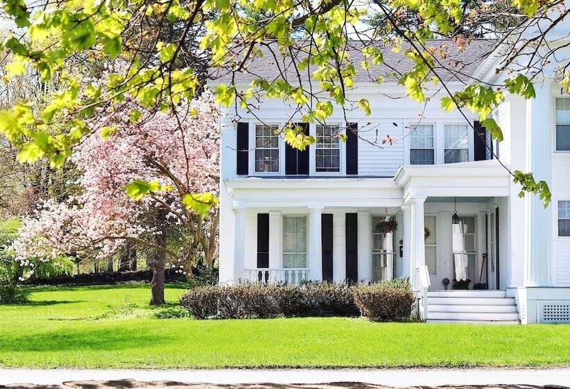 ホテル Four Chimneys Inn