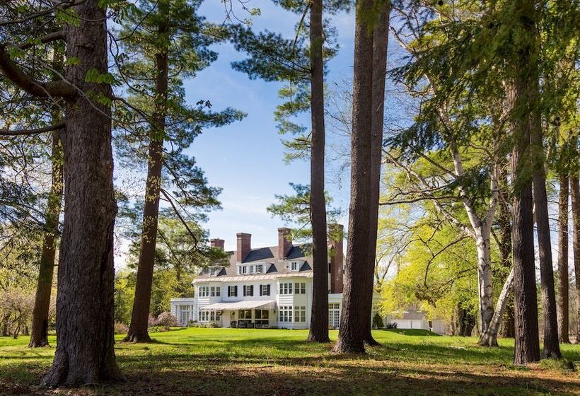 ホテル Four Chimneys Inn