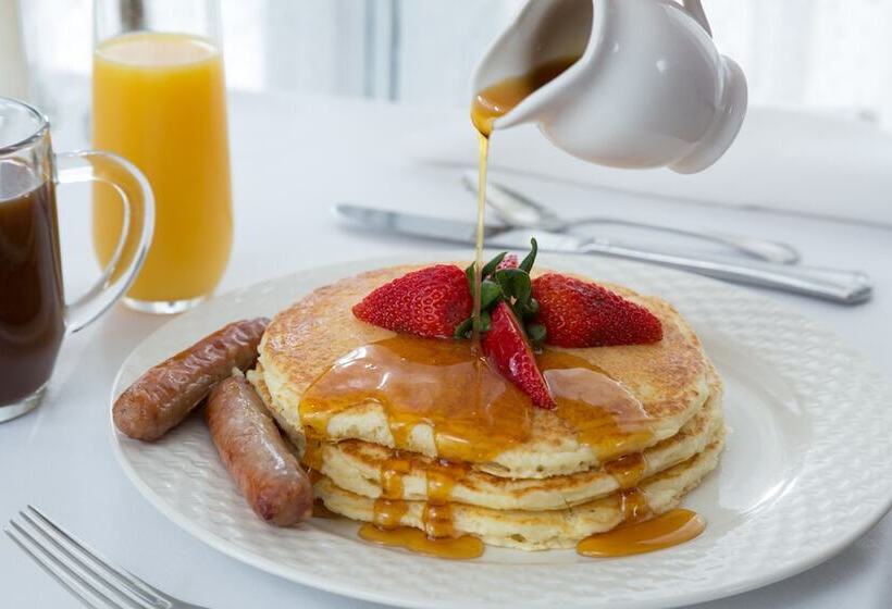 ホテル Four Chimneys Inn