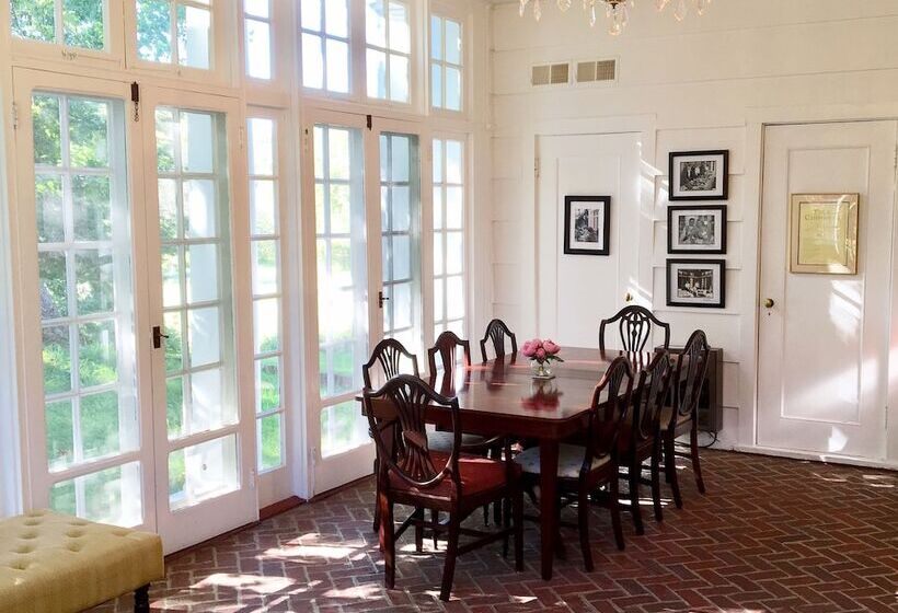 فندق Four Chimneys Inn