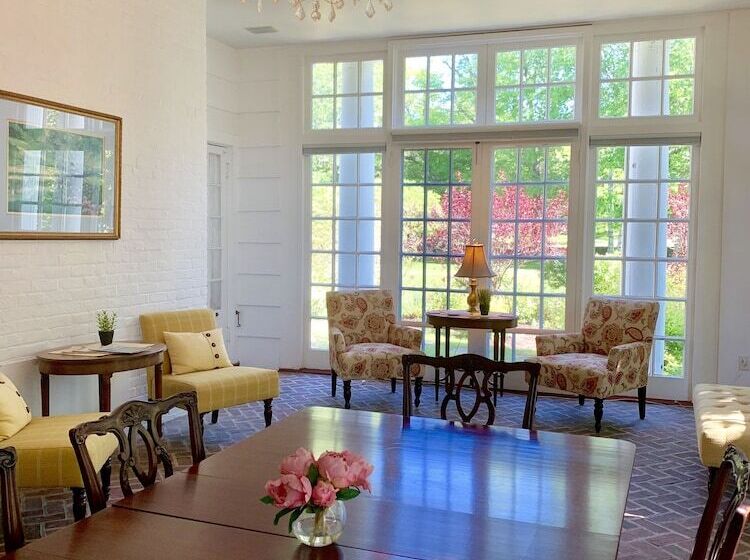 ホテル Four Chimneys Inn