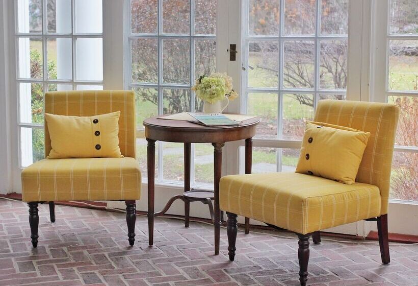 ホテル Four Chimneys Inn