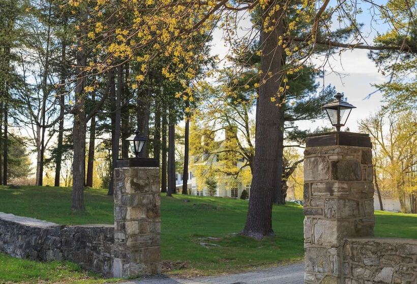 ホテル Four Chimneys Inn