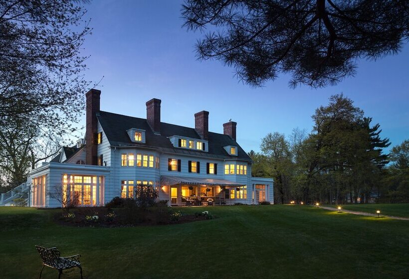 فندق Four Chimneys Inn