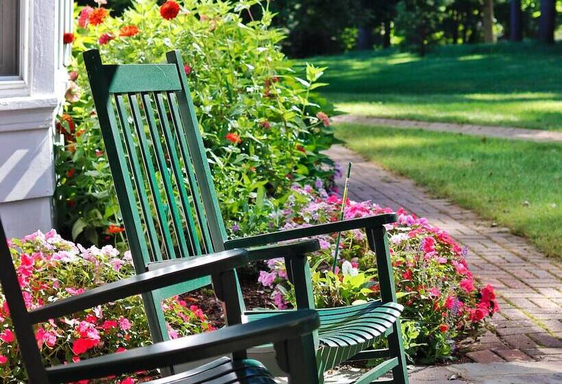 ホテル Four Chimneys Inn